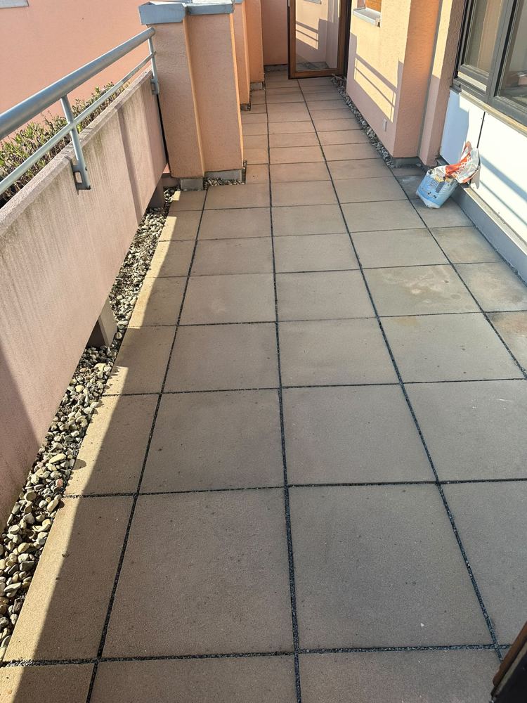 Gereinigte Dachterrasse mit Betonplatten