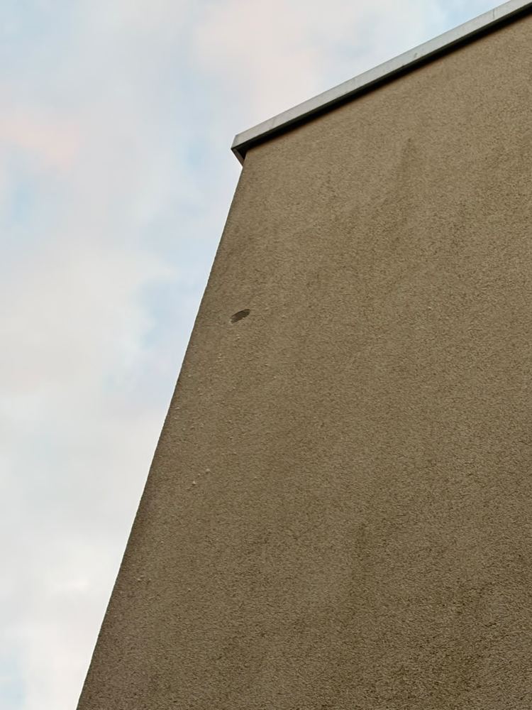 Fassadenreparatur: ausgebesserte Putzfläche