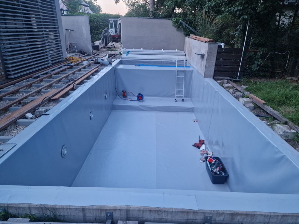 Instandsetzung Poolanlage: Becken mit Folie und Unterkonstruktion der Terrasse