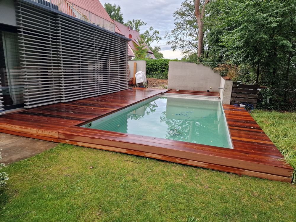 Instandsetzung Poolanlage: fertige Holzterrasse am Becken
