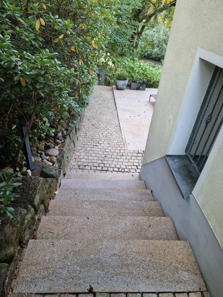 Gereinigte Granittreppe mit Pflasterweg